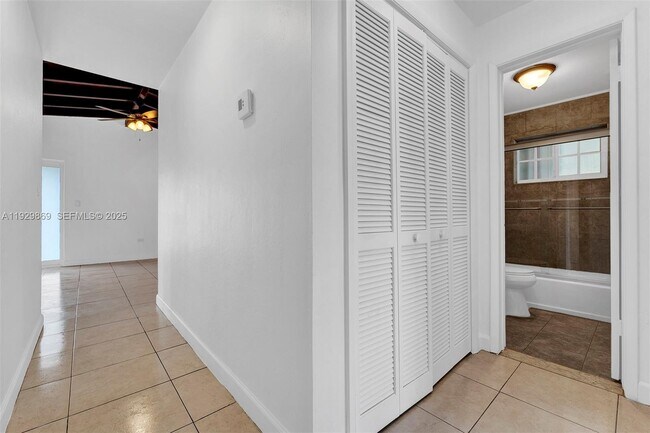 Building Photo - 361 SE 6th Ave