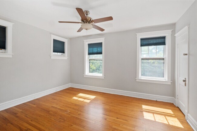 Building Photo - McDreamy 2BR w/ Balcony