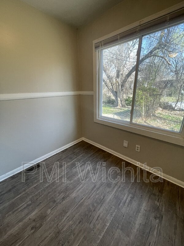 Building Photo - 2322 S Broadview St