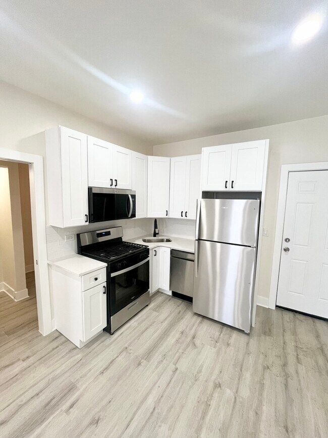 Building Photo - 3221 S May St