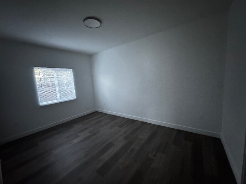 Building Photo - 1083 W 9th St