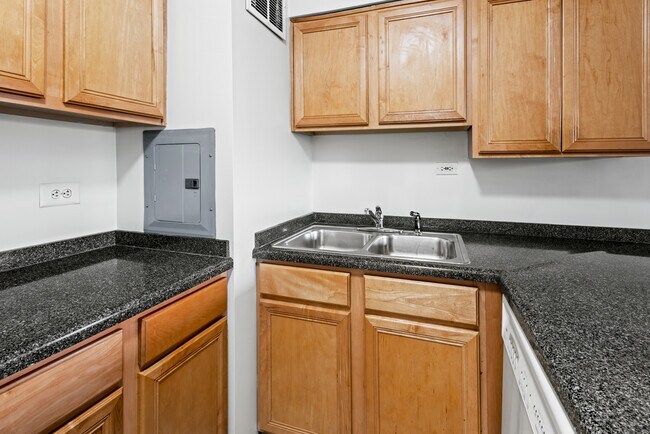 Building Photo - 6030 N Sheridan Rd