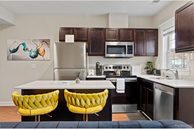 Building Photo - 701 E Kirby St