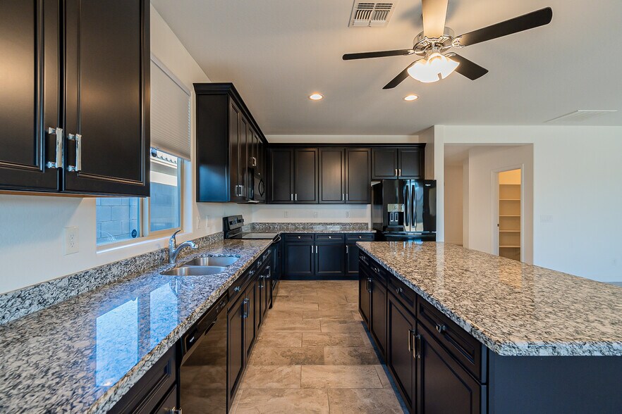 Building Photo - 15877 W Mauna Loa Ln