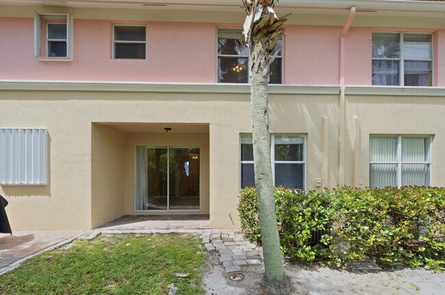 Building Photo - 1810 Seminole Palms Dr