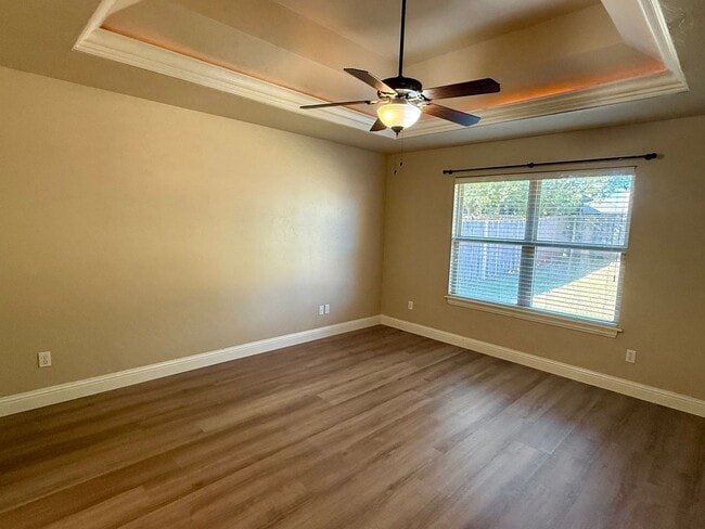 Building Photo - Beautiful 4 Bed, 2 Bath, 3 Car Home in Edm...