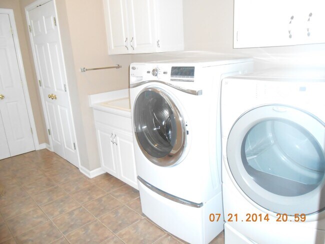Building Photo - 3 Bedroom house in walking distance to Lake Robinson!