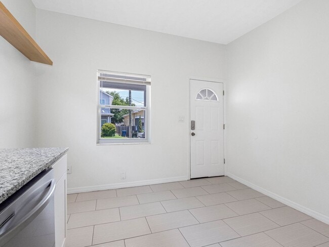 Building Photo - Affordable 3/1.5 West Tampa Home