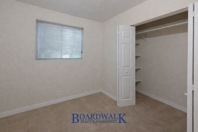 Building Photo - Beautiful 6 Bedroom Home in Sandy!