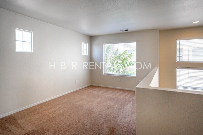 Building Photo - Charming 4-Bed, 2.5-Bath Home in Tracy’s E...