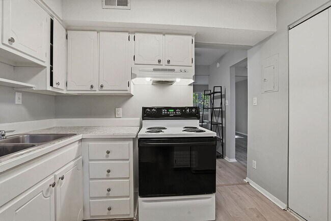 Building Photo - MINUTES to UNC!! 2 Bed 2.5 Bath Townhome - FURNISHED!  $500 Move in Incentive!