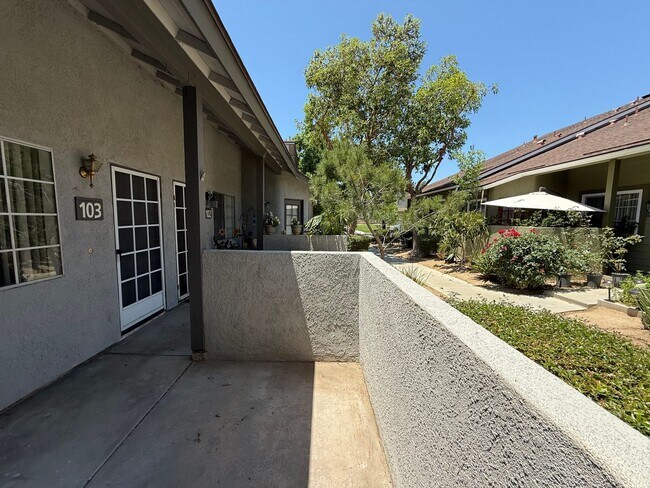Building Photo - 2.5 Bed + 1.5 Bath + 2 Car Garage + Centra...