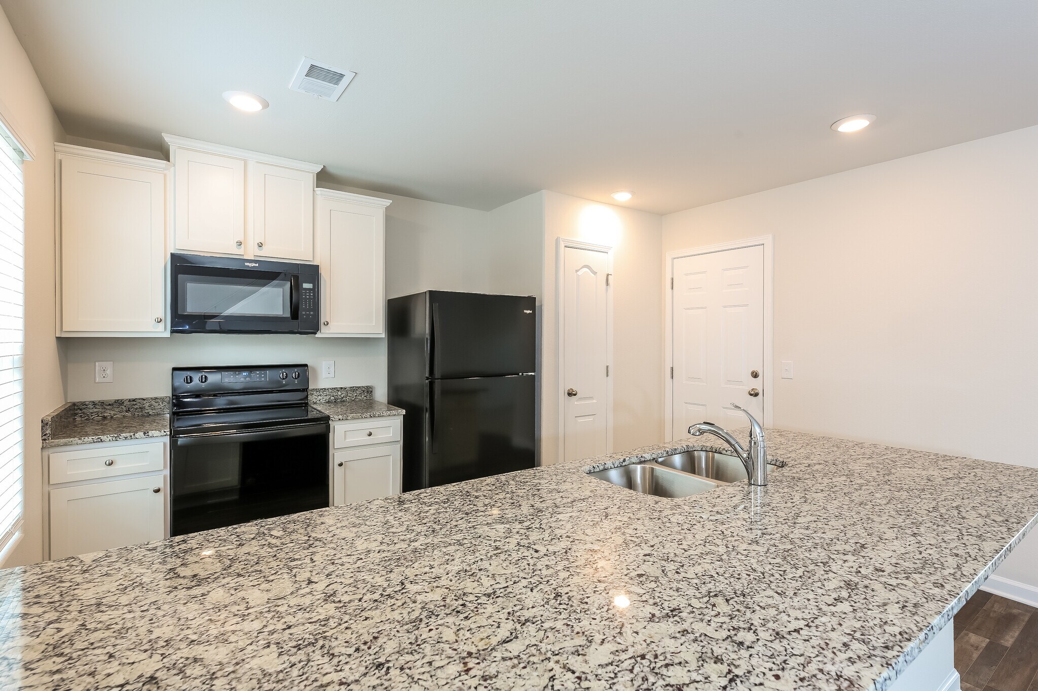 Building Photo - 2094 Southlea Dr