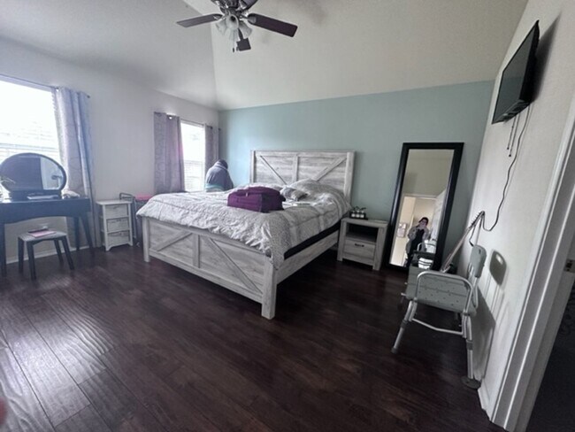 Building Photo - Beautiful & Well-Maintained 3 Bedroom, 2 B...