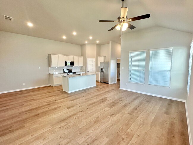 Building Photo - Luxury 3-Bed, 2-Bath in Emma Park!