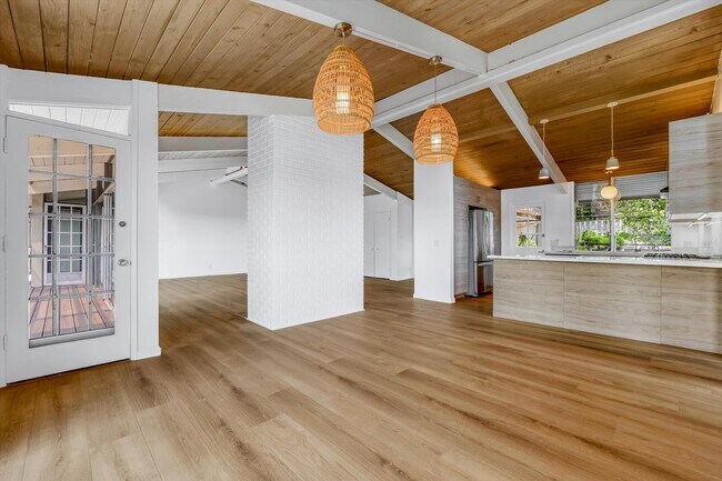 Building Photo - 3623 Serra Rd