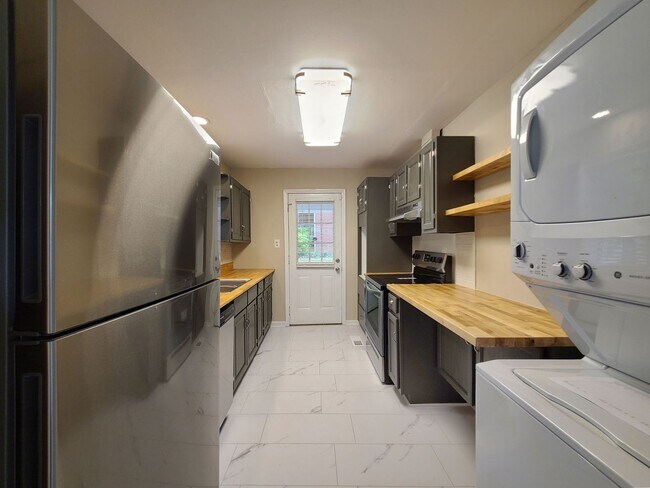 Building Photo - Cutest Bungalow in the Heart of Hapeville 3 bed/2 bath