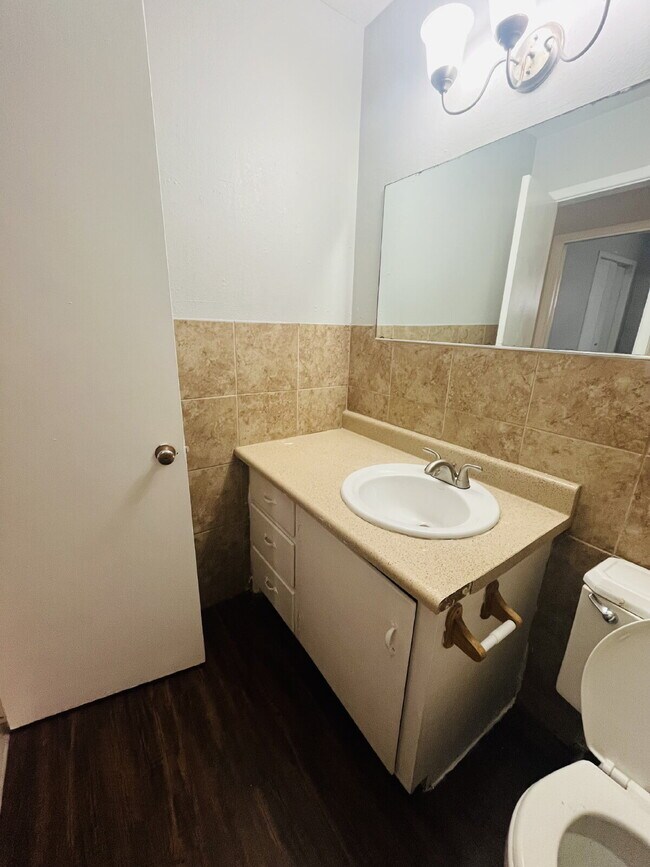 Building Photo - Cute 2 Bedroom Duplex