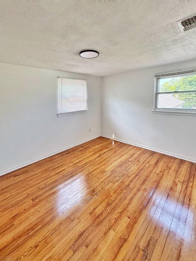 Building Photo - Charming 3-Bedroom Home in Quiet Cul-de-Sa...