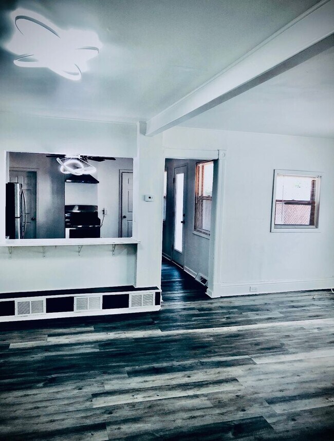 Building Photo - 1324 5th Ave