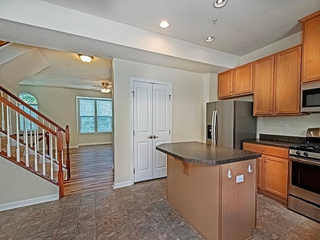 Building Photo - 627 Edison Dr