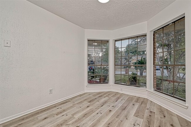 Building Photo - 9831 Orangevale Dr