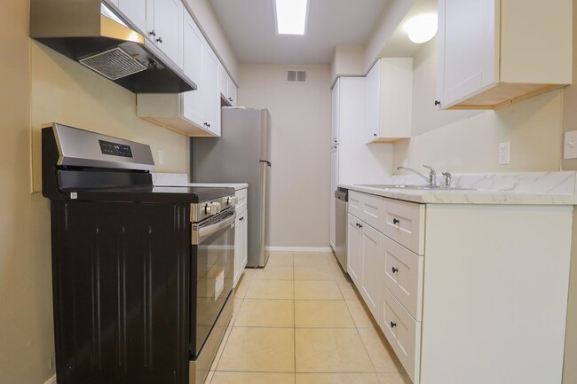 Building Photo - 2 Bed / 2 Bath Condo in Central Tulsa!
