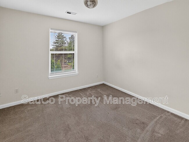 Building Photo - 7839 NE Kian Ln