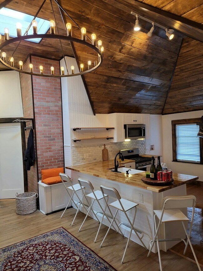 Building Photo - 1482 Cambridge St