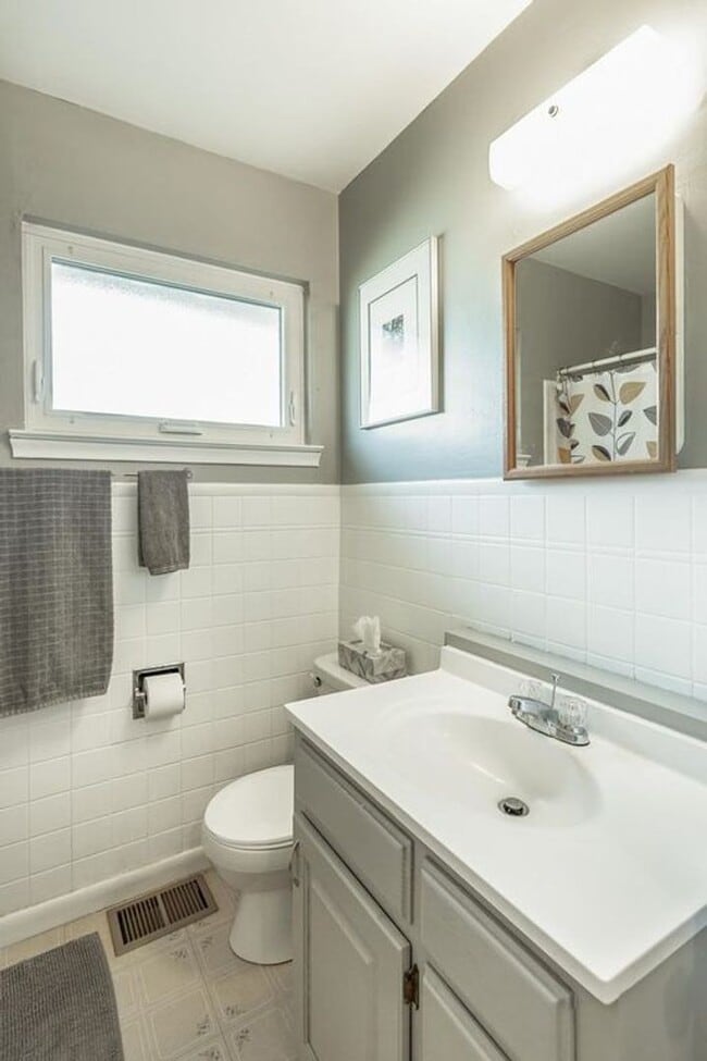 Building Photo - Amazing 3 Bed/1.5 Bath Home in the Rolling...