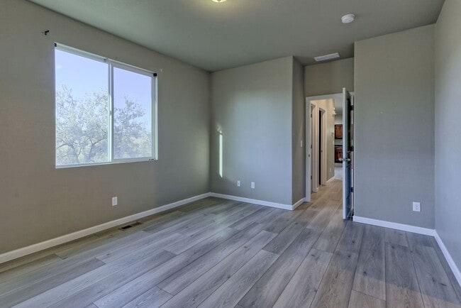 Building Photo - 3 Bedroom 2 1/2 Bath in Loveland