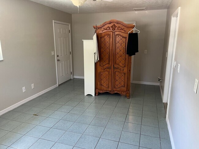 Building Photo - Spacious & Well-Maintained 2 Bedroom Home ...