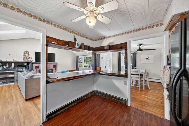 Building Photo - Spacious 4 BR/2BA home corner-lot in Warwi...