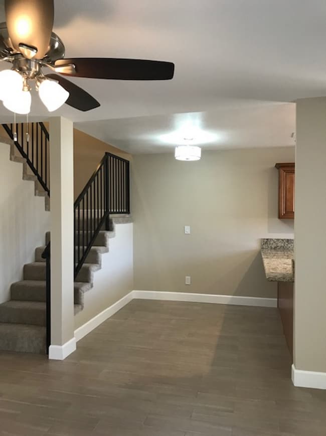 Building Photo - COMING SOON!! 2 Bed 2.5 Bath Apartment in ...