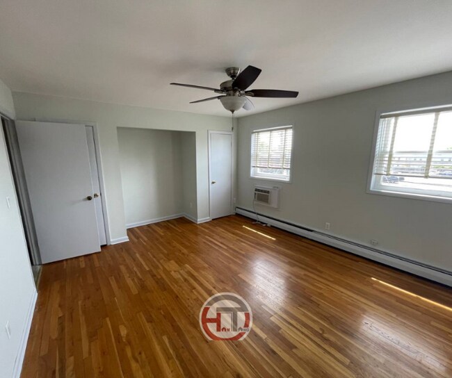 Building Photo - 3673 E Tremont Ave