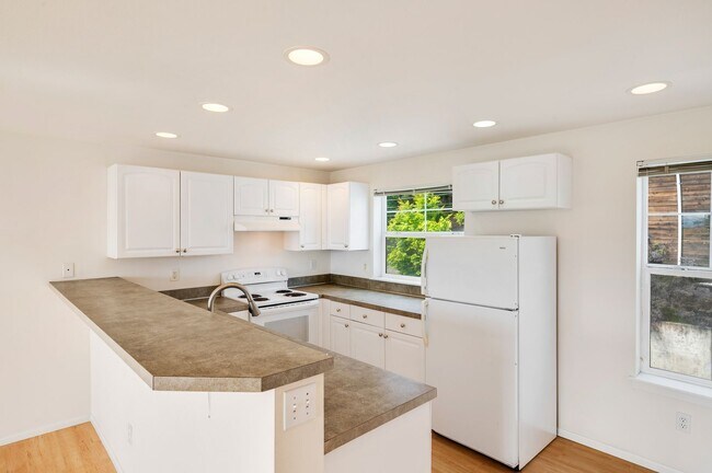 Building Photo - Spacious 3 bedroom townhouse with attached garage and stunning views - Queen Anne / Fremont