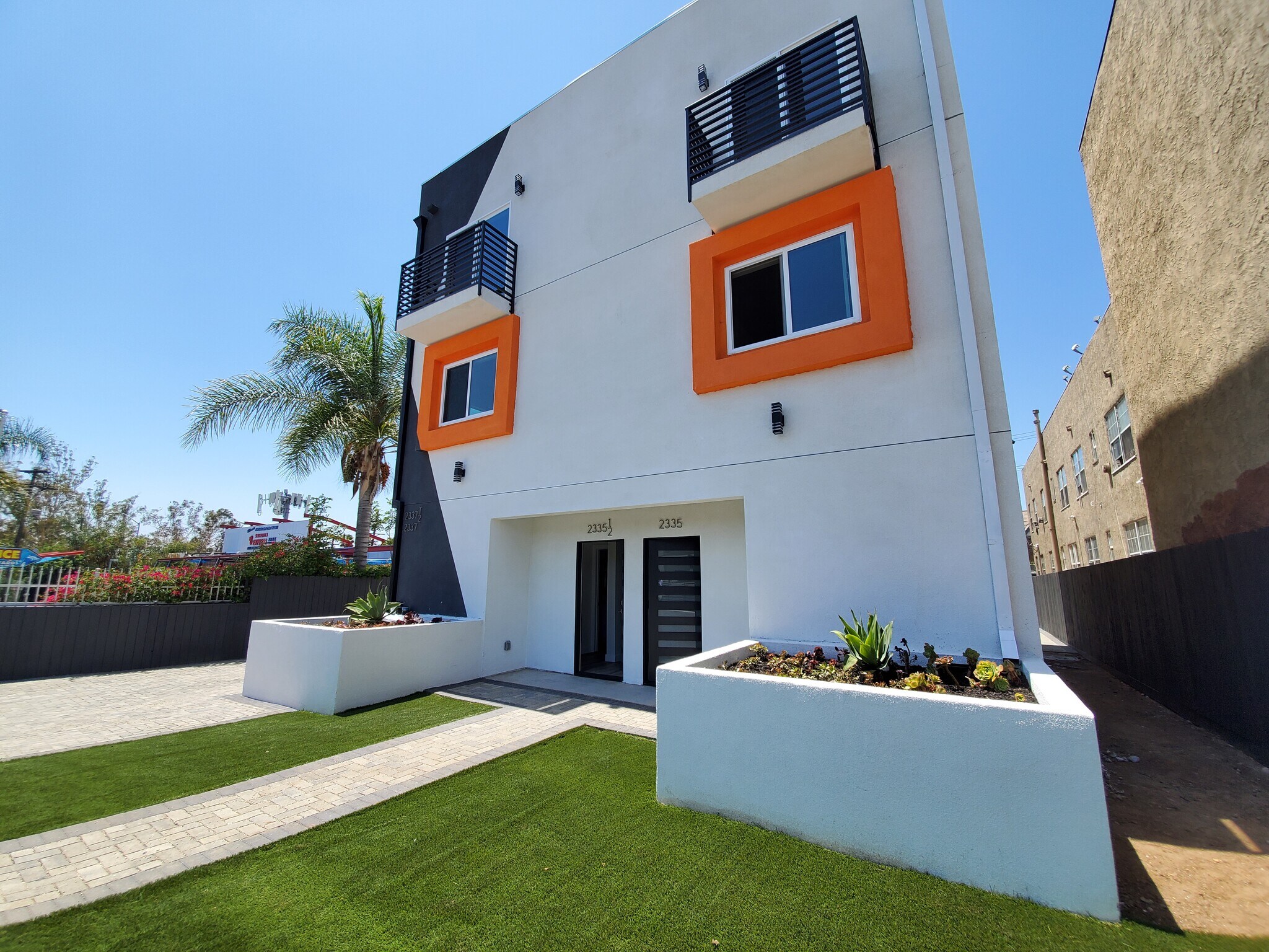 Building Photo - 2335 S Crenshaw Blvd