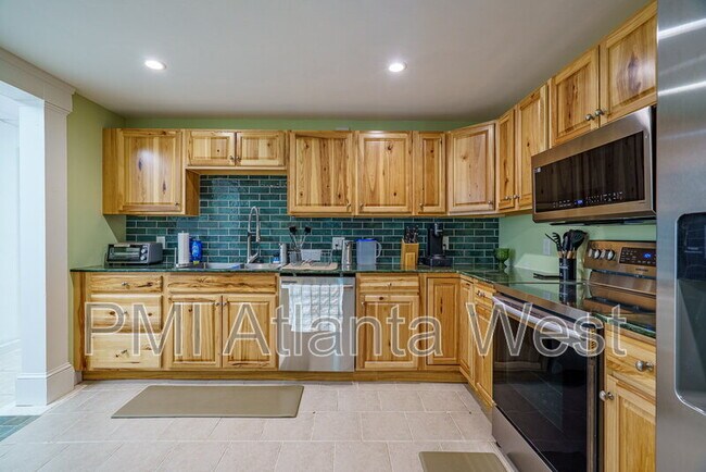Building Photo - 2215 Spalding Dr