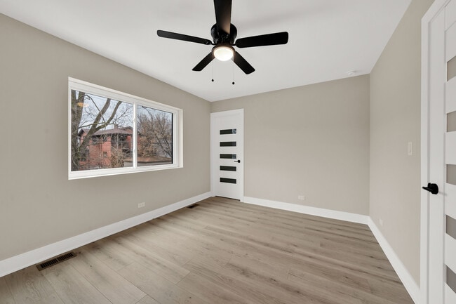 Building Photo - 5901 W Erie St