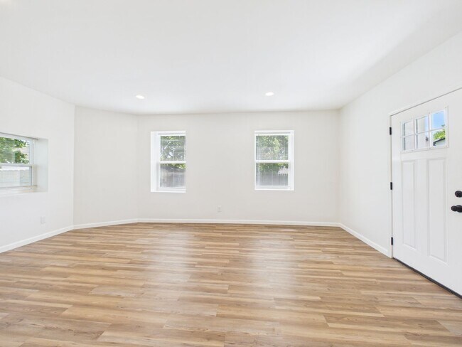 Building Photo - 633 S Fuller Ave
