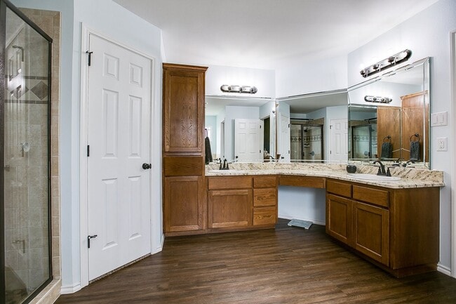 Building Photo - 5022 Red Oak Ln