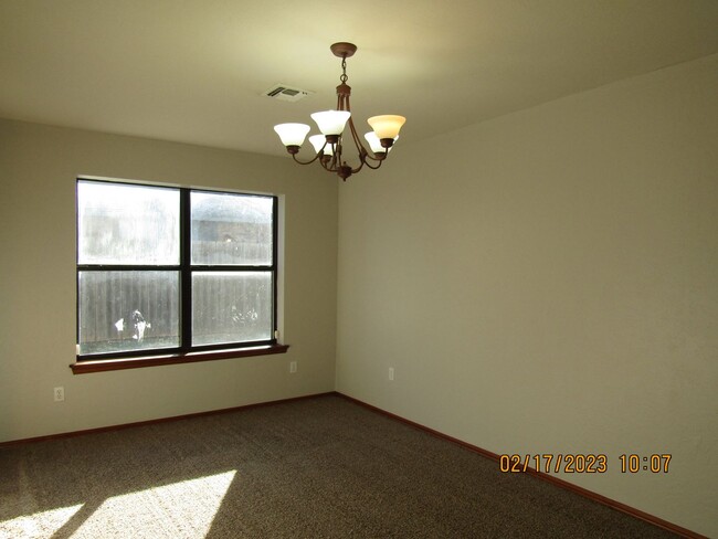 Building Photo - Crown Pointe Area!! PETS ARE NEGOTIABLE WI...