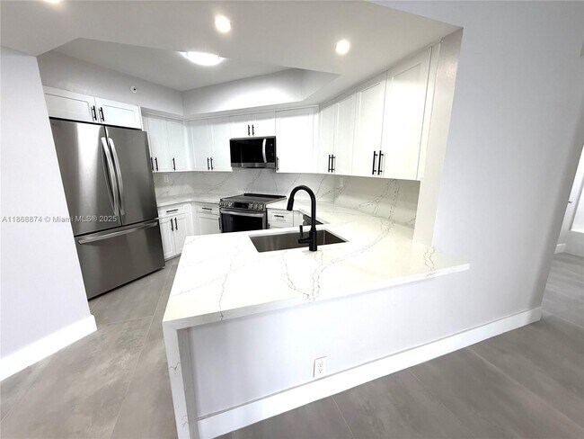 Primary Photo - 6767 Collins Ave
