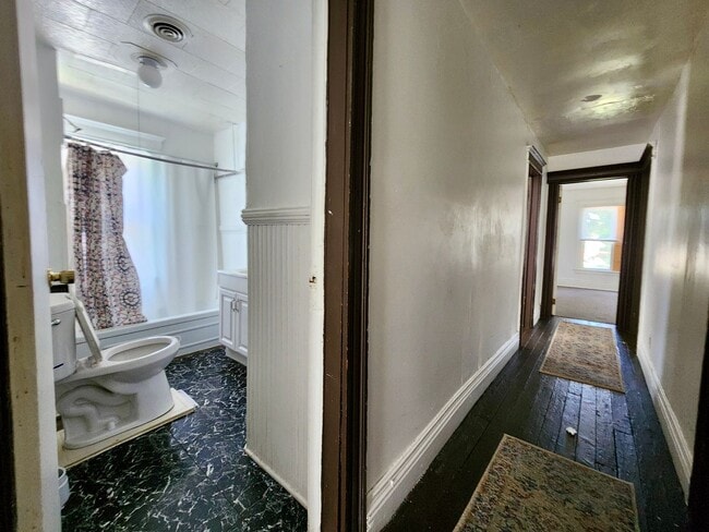 Building Photo - 5 Bedroom 2 Full Bath Houses | Front Porch | Back Yard | Off Street Parking | in-Unit Laundry