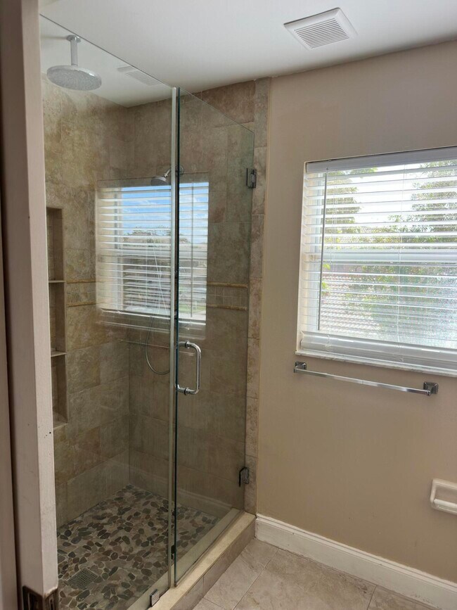 Building Photo - 5409 Eastbay Dr