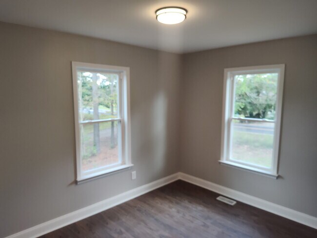 Building Photo - 976 Beck Rd