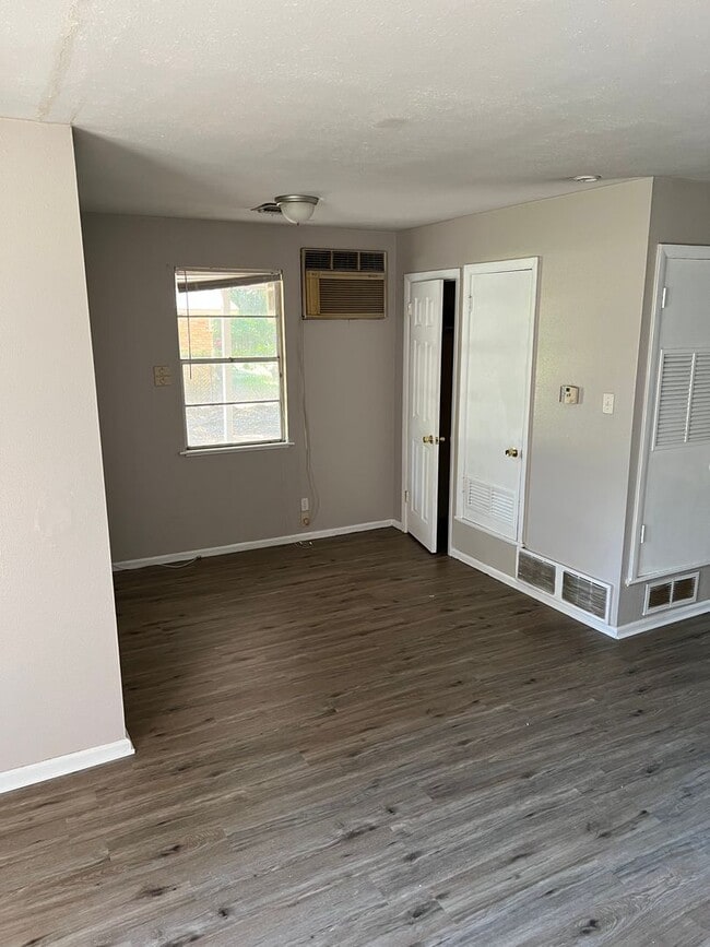 Building Photo - New Floors and Paint!!