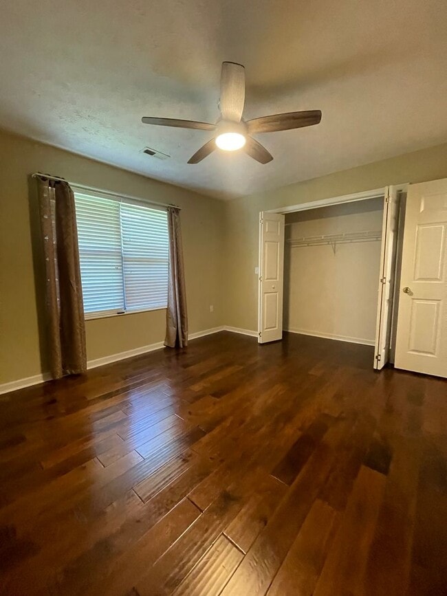 Building Photo - MOVE IN READY