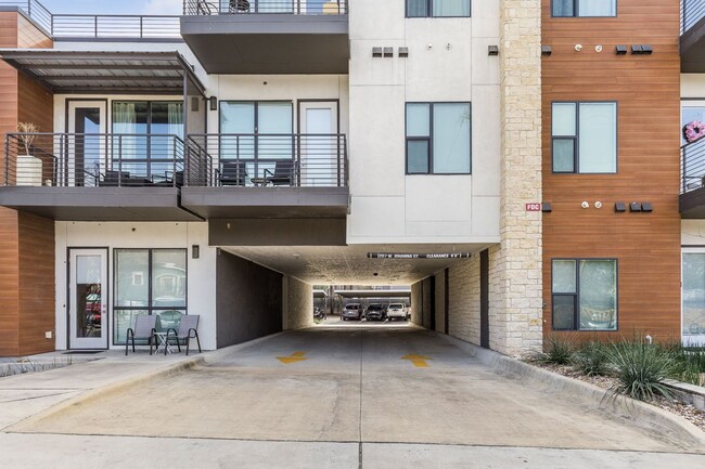 Building Photo - 207 W Johanna St