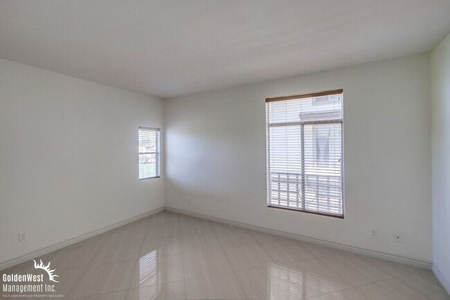 Building Photo - Elegant Dual Master 2Bdm 2.5Ba Townhome in...
